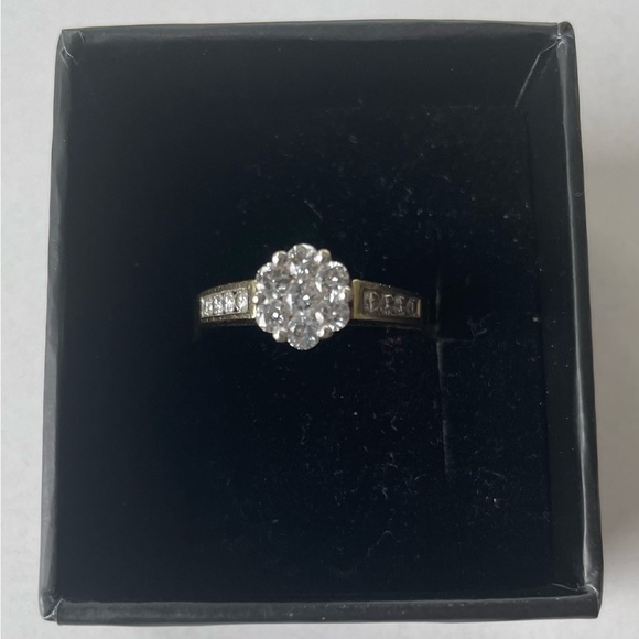 Jewelry - 10kt Gold Diamond Cluster Ring